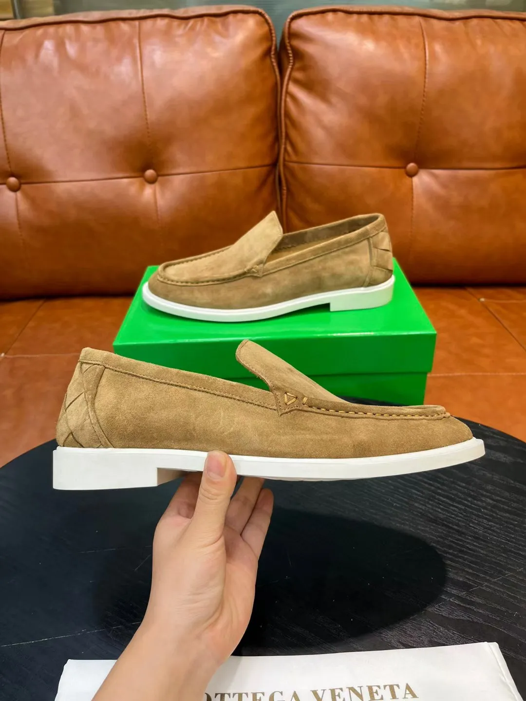 [BV] Top P: 780💰 Size: Male 39-44 (38.45 non-refundable) Bottega Veneta 2025 autumn and winter counter synchronization style. Bottega Veneta BV's new driving shoes have a slip-on design with suede upper, BV's unique weaving design on the heel, and a weaving pattern on the outsole.